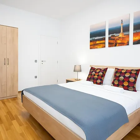 3 Bdr For 6 Center Close To National Museum Belgrade